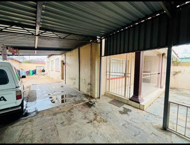 9 BEDROOM HOUSE FOR SALE IN BOKSBURG NORTH